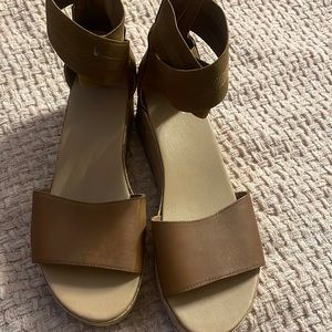 Barely used, in good shape sorel Sandro wedges